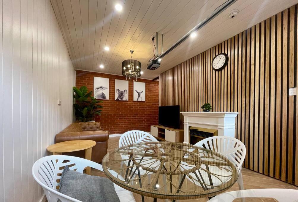 Lovely Brick Cottage With Amazing Water View Хоубарт Екстериор снимка